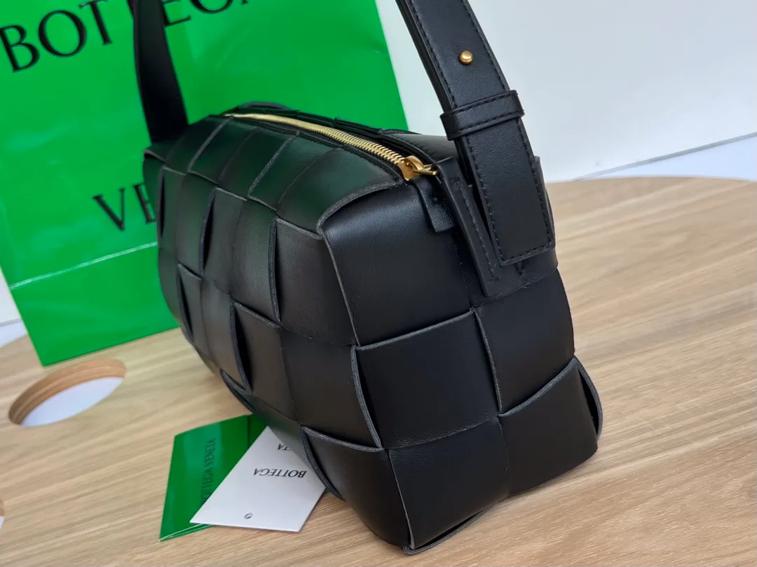 #B家 New model is coming! 709360 BRICK CASSETTE armpit bag, the traditional woven logo is instantly recognizable✅ Large grid weaving has always been fashionable, and the armpit bag is even more fashionable and foreign-style. Elegant big brick 🧱 Sheepskin material is light and comfortable, with a huge sense of capacity and space. Dark layer inside. Practical interior and fashionable appearance design. Durability and temperament coexist. Elegant big brick. Come and plant the same underarm bag from star Zhou Yutong! Dimensions: 28x14x10